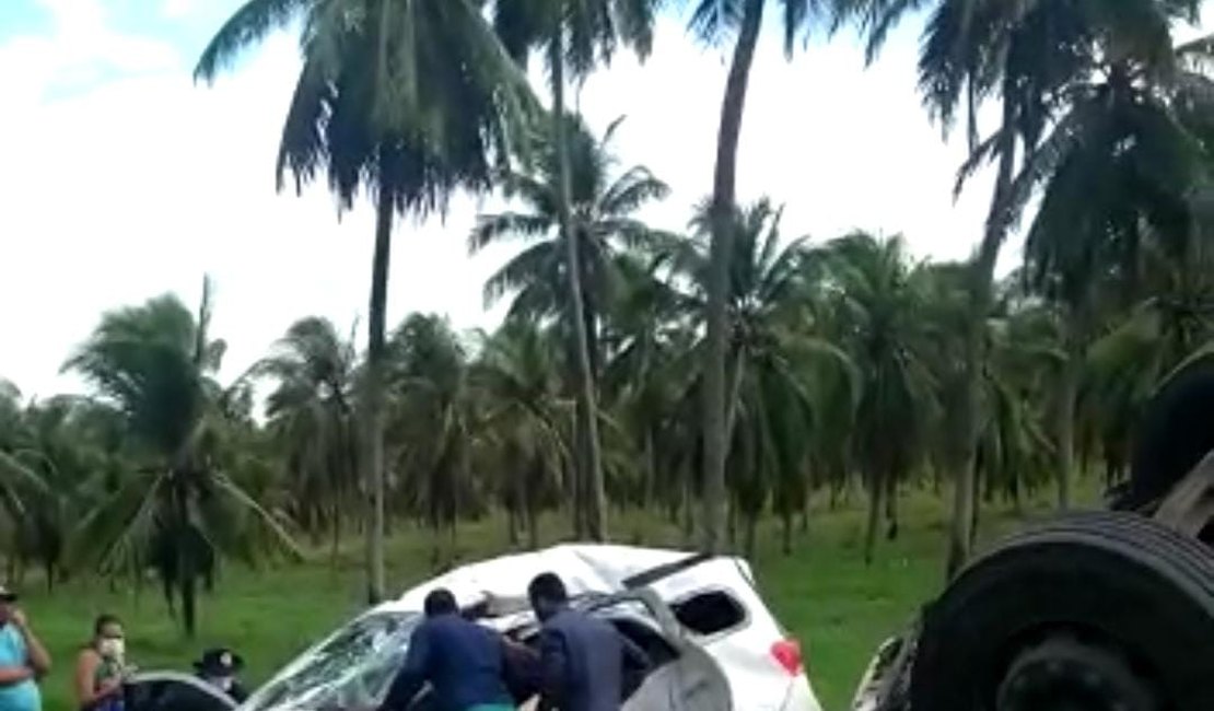 Vídeo. Engavetamento entre carros e carreta deixa feridos na AL 101 Sul