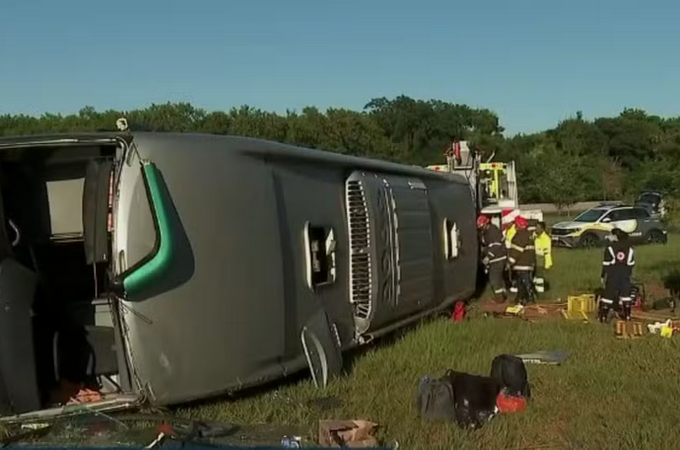 Ônibus tomba, mata criança e mulher, e deixa outros 41 feridos em SP