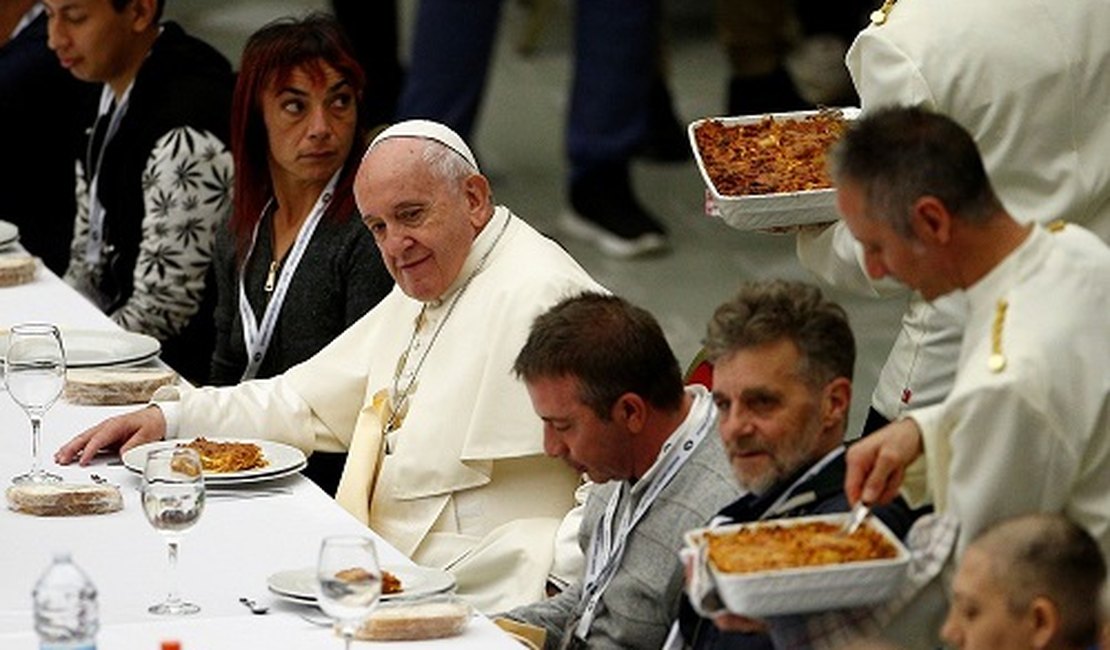 Cardápio de almoço do Papa com moradores de rua teve lasanha, frutas e sobremesa