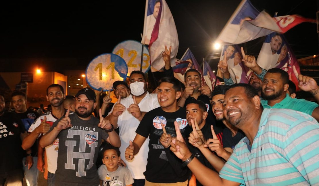 Túlio Freire recebe apoio de eleitores durante carreata histórica em Arapiraca