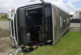 Ônibus tomba em acostamento da BR-101