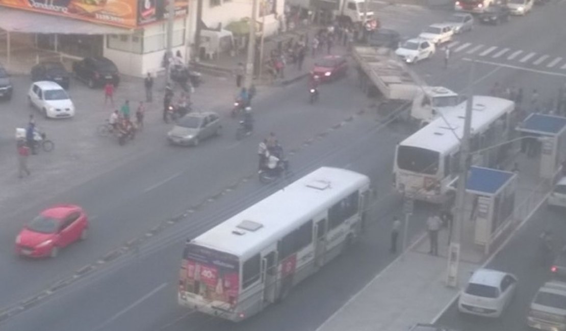 Condutor de carreta perde o controle e colide em ônibus