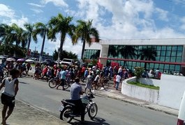Famílias despejadas protestam contra reintegração de posse de terreno em Murici