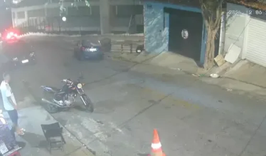 Mulher salta de carro em movimento após ser esfaqueada pelo ex