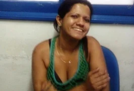 Gerente de bar em Arapiraca é presa com 50 pedras de crack e dinheiro na calcinha