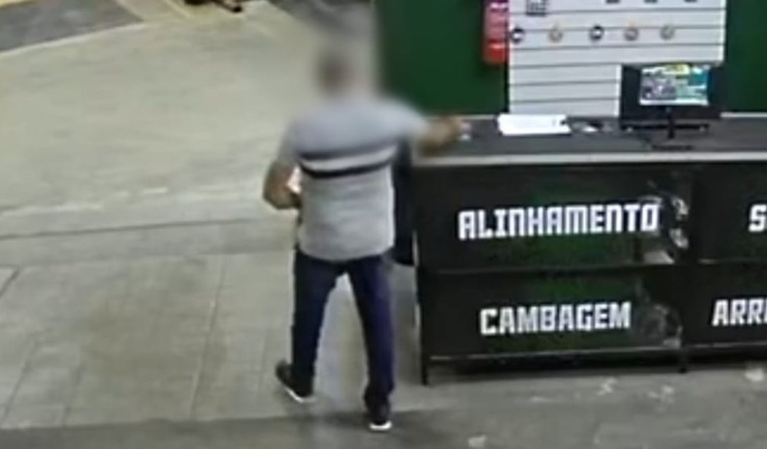 Homem é flagrado furtando celular em loja no Centro de Arapiraca