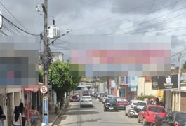 Mulher agride e ofende policiais, quebra vidro de bancada de loja e é presa em Arapiraca