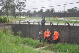 Ufal abre muro para escoar águas do Sistema Penitenciário