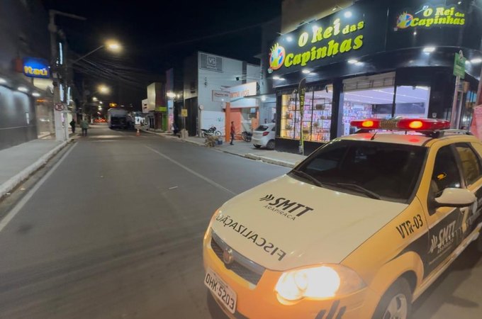 Ônibus de turismo quebra e deixa trânsito lento no Centro de Arapiraca