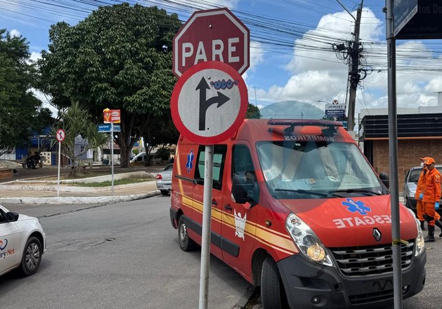 Colisão em cruzamento envolve dois carros e deixa mulher ferida em Arapiraca