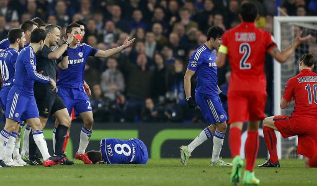 Com Ibra expulso, PSG elimina Chelsea com gols de zagueiros brasileiros