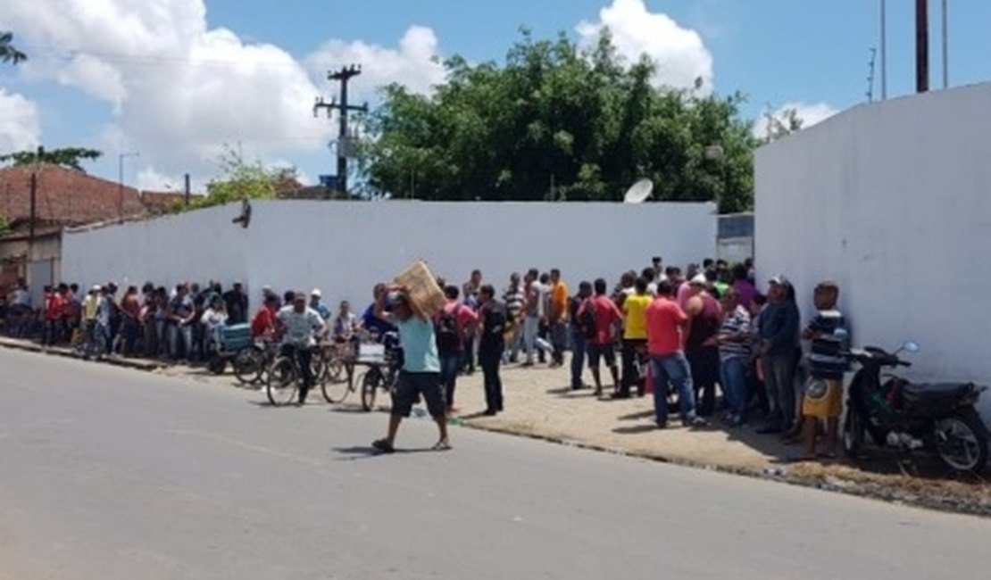 Centenas de pessoas se aglomeram na frente de empresa em busca de emprego em Maceió