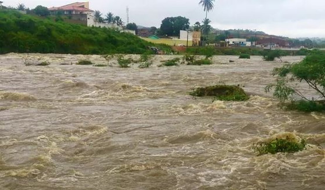 Fortes chuvas deixam cinco cidades de Alagoas em estado de alerta