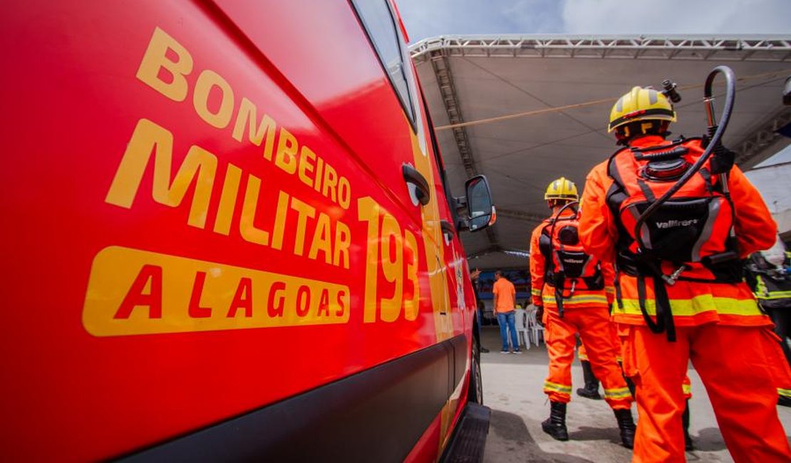 Três motos ficam carbonizadas durante incêndio em garagem de residência, em Arapiraca