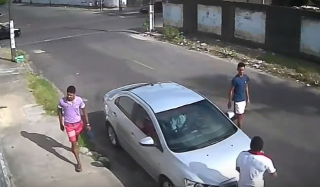 Câmera de segurança flagra assalto em Maceió; veja o vídeo