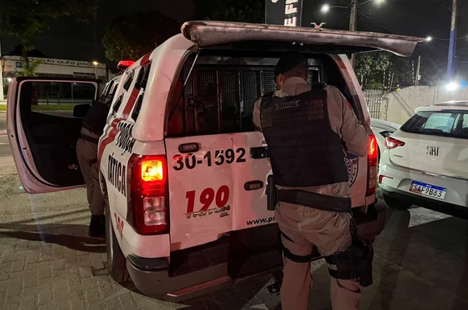 Homem é preso por violência doméstica após furar pneus de carro de frete no bairro do Poço