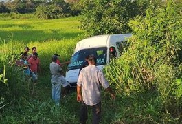 Motorista de van fica ferido após veículo capotar e parar em canavial no Distrito Pindorama