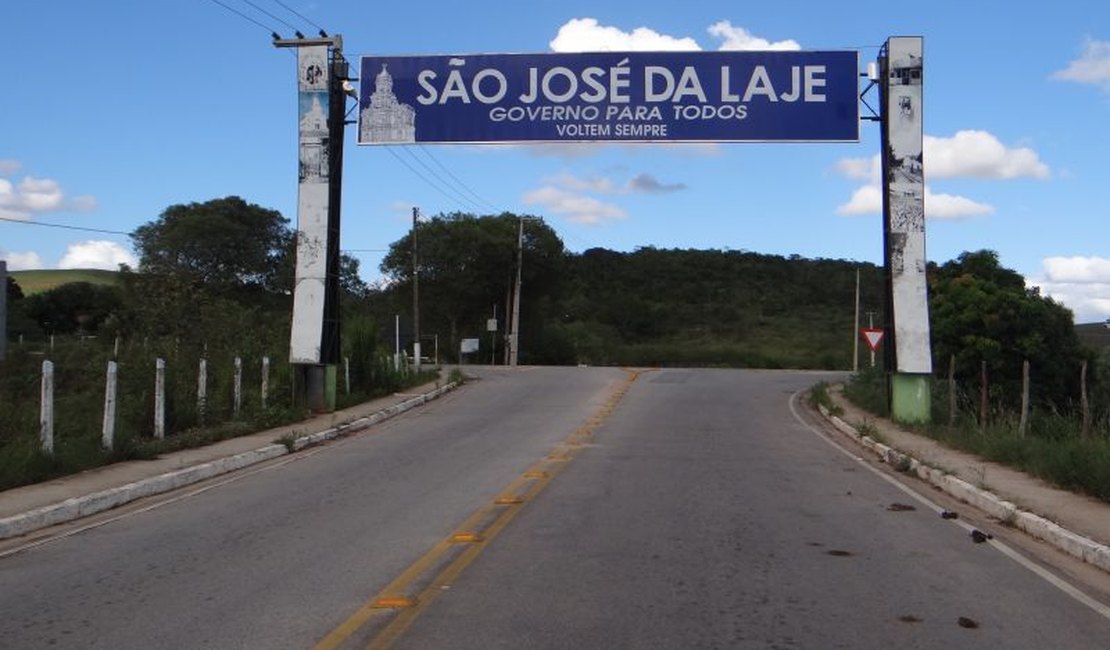 Carreta cai em ribanceira na BR-104, em São José da Laje