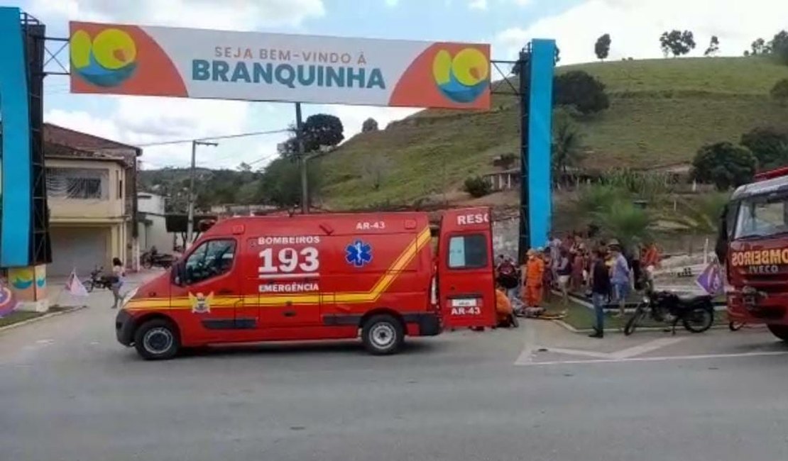 Duas pessoas ficam feridas em batida entre carro e motocicleta em Branquinha, AL