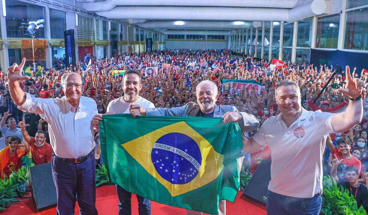 Lula cai quatro pontos, mas se mantém na liderança da intenção de voto dos alagoanos