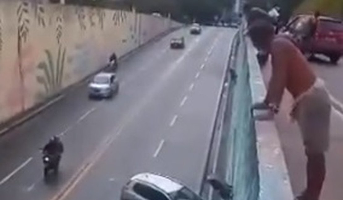 Carro é abandonado após grave colisão com o viaduto do bairro Jacintinho, em Maceió