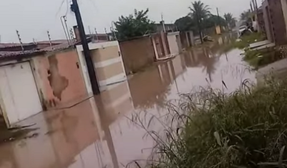 VÍDEO. Chuvas deixam rua inundada e moradores ilhados no bairro Nova Esperança