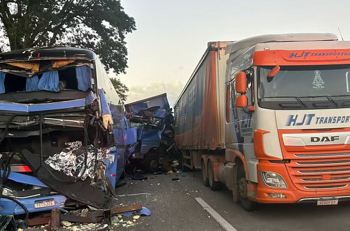 Engavetamento entre seis veículos mata uma pessoa e deixa 37 feridos no interior de SP