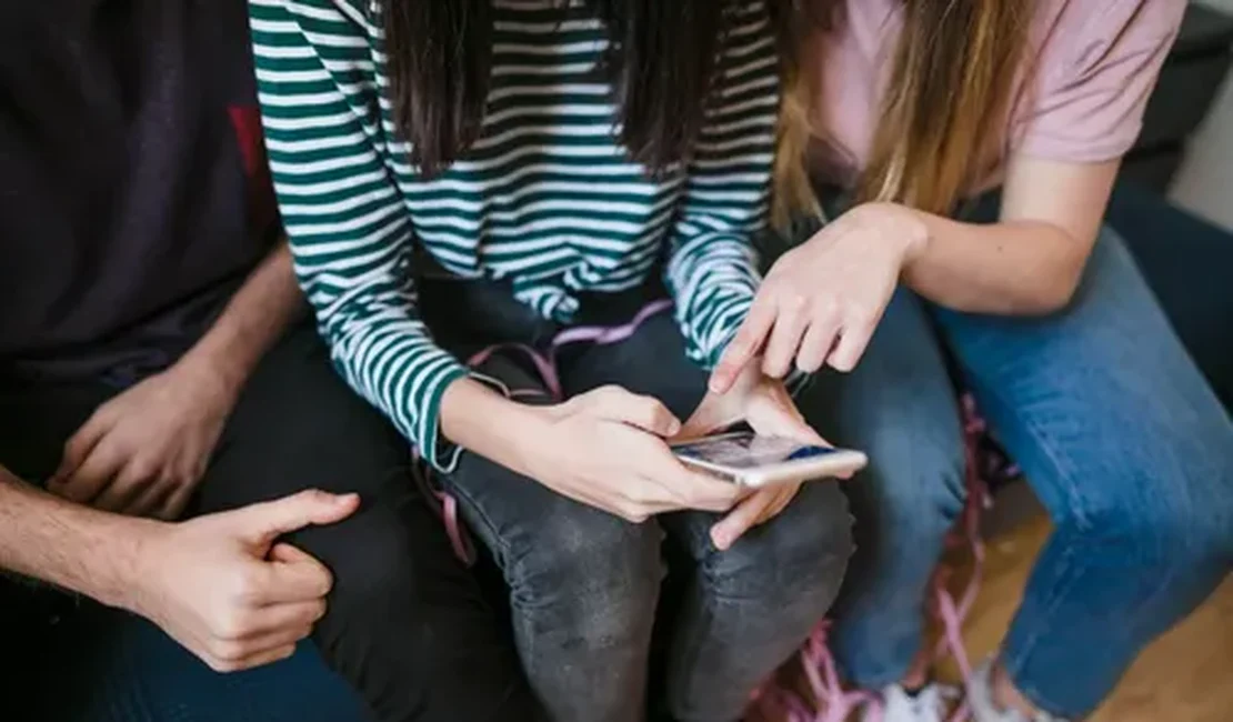 Meta vai avisar pais quando filhos conversarem com IA sobre suicídio