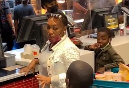 Vídeo viraliza após mulher recusar pedido de casamento na fila do McDonald’s; assista