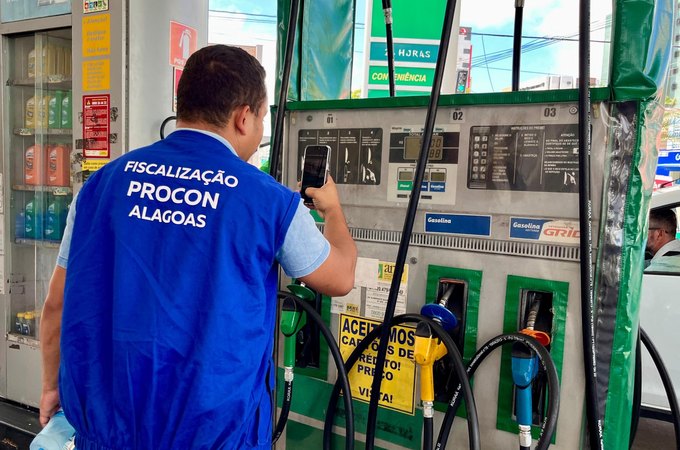 Após fiscalização do Procon, valor da gasolina cai a R$ 5,69 por litro nos postos de Alagoas