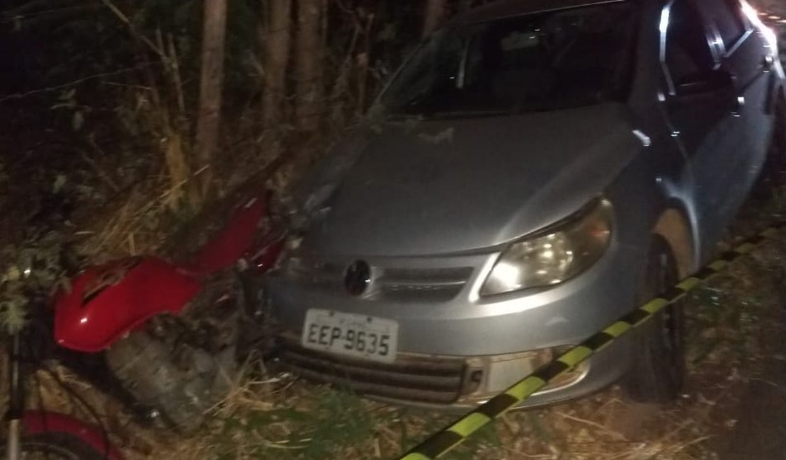 Carro colide na traseira de motocicleta e deixa um homem morto e outro ferido, em Água Branca