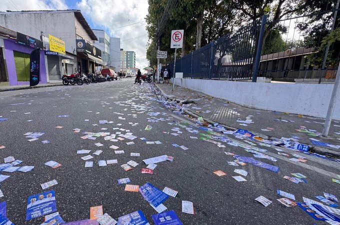 Arapiraca amanhece coberta de santinhos no dia do 1º turno da eleição