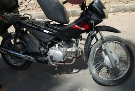 Bandidos assaltam jovem e abandonam moto durante perseguição em Arapiraca