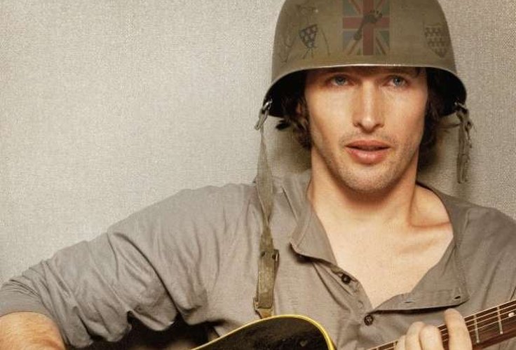 James Blunt revisita seus grandes sucessos em 'The Starts Beneath My Feet