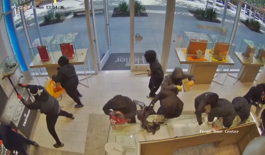 Grupo de 20 assaltantes invade joalheria e rouba US$ 1 milhão em mercadorias nos EUA