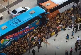 VÍDEO. Torcedores do Peñarol e flamenguistas em confronto no calçadão do Leme