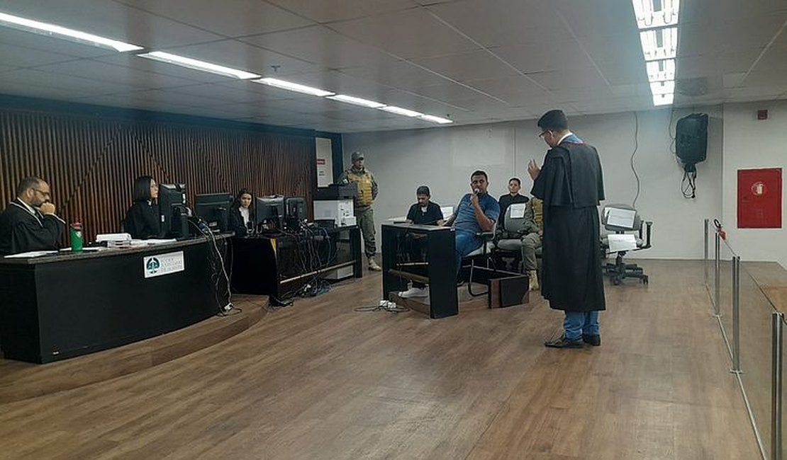 Advogado de ex-PM acusado de estupro e morte abandona defesa e júri é cancelado, em Alagoas