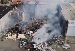 Incêndio que destruiu madeireira em Maceió também atingiu residências vizinhas e parede de galpão pode correr risco de desabamento