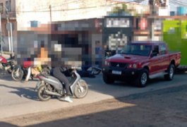 Motociclista cai no asfalto e sofre ferimento no rosto após tentar desviar de cachorro em Arapiraca