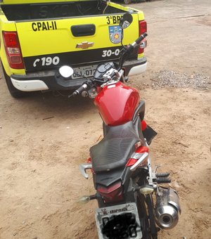 Dois homens são flagrados conduzindo moto de 300 cilindradas roubada no Batingas, em Arapiraca