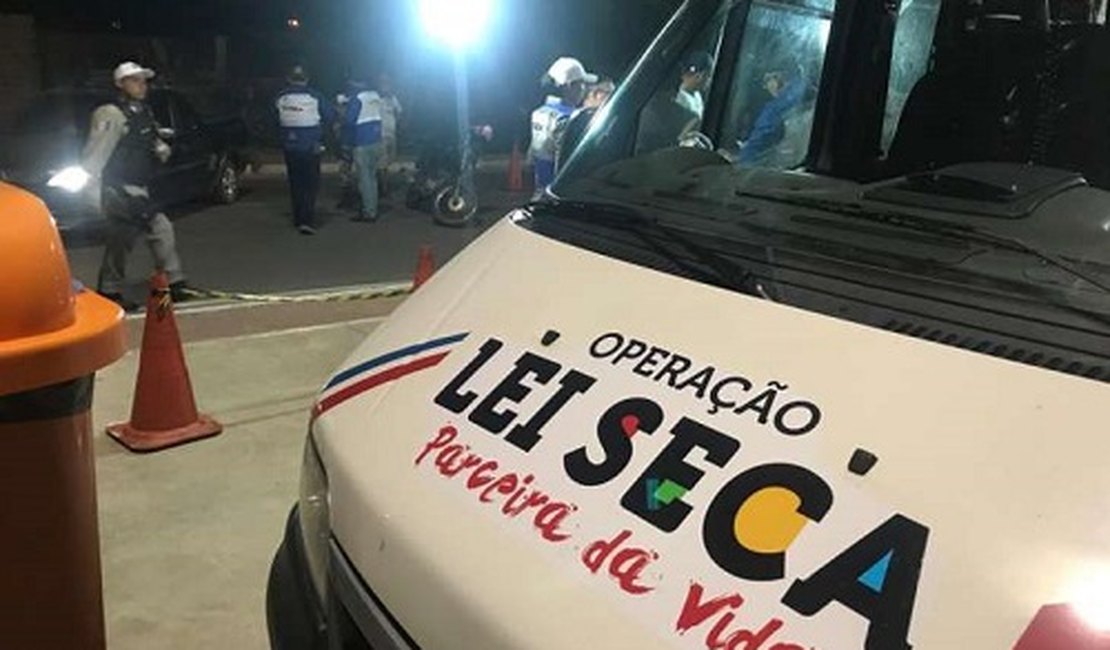 Mais de 200 veículos abordados e duas pessoas presas durante operação Lei Seca em Arapiraca