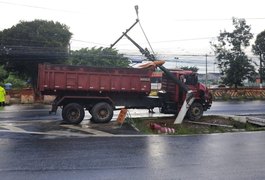 Motorista de carreta desvia de veículo para evitar colisão e derruba poste de energia elétrica, em Maceió