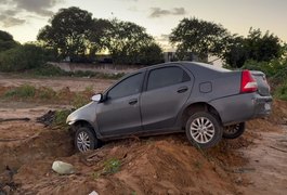 Motorista perde controle de veículo e cai em vala entre os bairros Santa Edwiges e Brasiliana, em Arapiraca