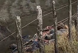 Motorista morre após caminhão cair em ribanceira na BR-101, em Rio Largo