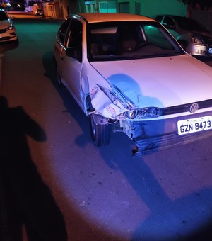 Motorista embriagado bate em cinco carros e ameaça servidor público com madeira em Delmiro Gouveia