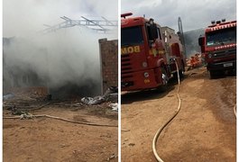 Incêndio atinge fábrica de vassouras, na AL 220, em Arapiraca