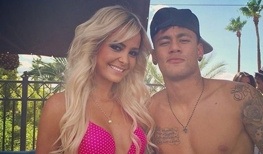 Neymar posa com ring girls brasileiras em Las Vegas