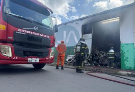Estabelecimento que comercializa sucata pega fogo em Arapiraca