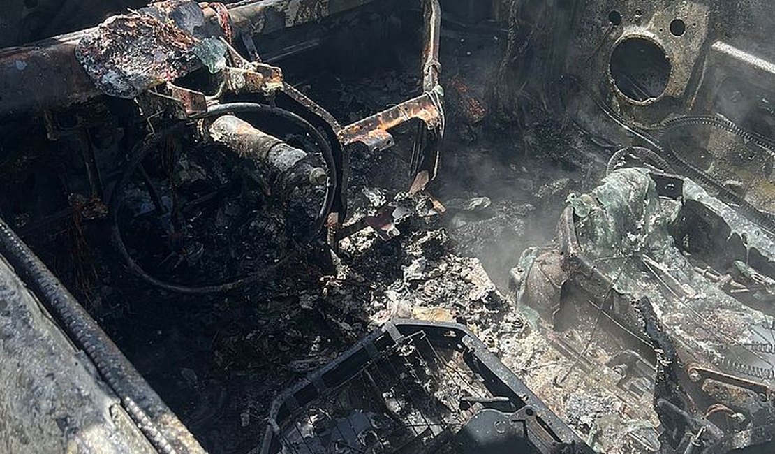 Dois carros e van pegam fogo em diferentes locais de Maceió durante a manhã desta quinta