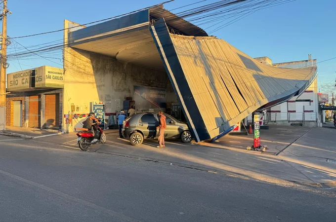 Parte da cobertura de posto de combsutíveis cede e atinge carro no bairro Primavera